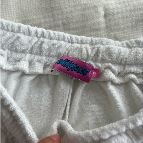 White shorts - Picture 3 of 4